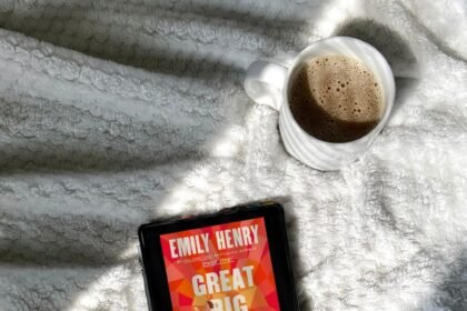 BookTok hit Emili Henri „Great Big Beautiful Life“ podelila je čitaoce, ovo su prvi utisci