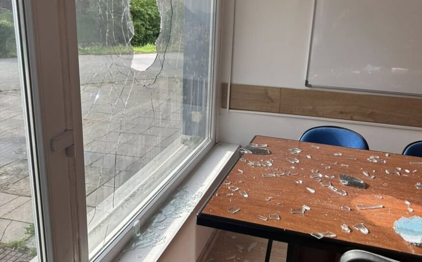 Nepoznata osoba razbila portal Demokratske fronte u Sarajevu