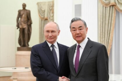 Ruski Putin domaćin je kineskog ministra vanjskih poslova Wang za razgovore u Moskvi