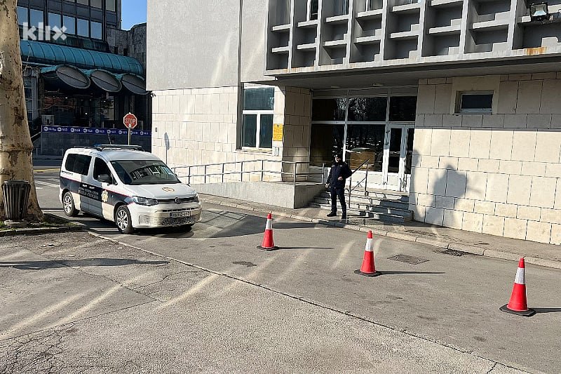 Referenta iz Lukavca terete da je prodavao oružje koje su građani predavali policiji