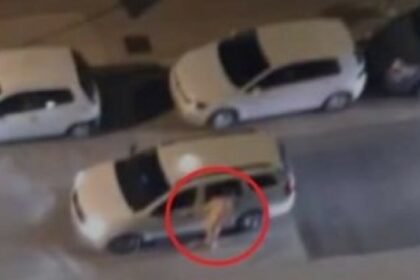 UZNEMIRUJUĆE Muškarac šetao gol po gradu: Ugrizao jednu osobu, a onda počeo razbijati automobil