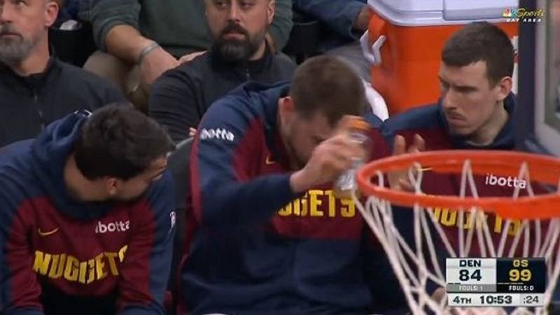 VIDEO Nikola Jokić komunicirao s Darijom Šarićem pa odjednom izgubio živce i bacio bočicu!