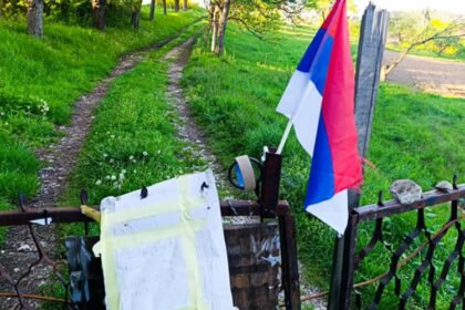 Provokacije i uznemiravanje Bošnjaka u Vlasenici: Neko postavio trobojku i poruku na ogradi