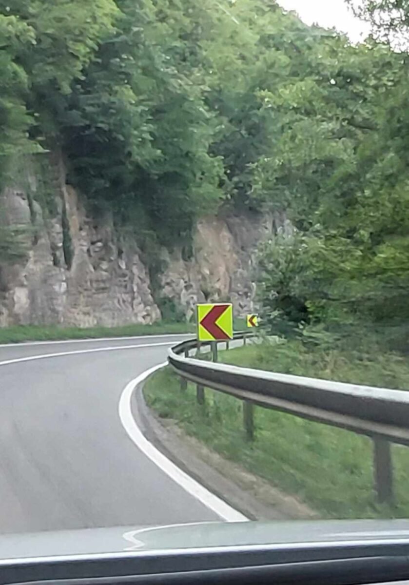 Znakovi postavljeni na pogrešnu krivinu: Niko ne reaguje već godinu dana