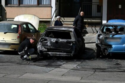 FOTO Ponovno gorjeli automobili u Dubravi