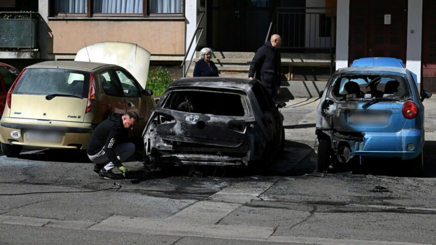 FOTO Ponovno gorjeli automobili u Dubravi