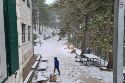 Hladna fronta stigla u Hrvatsku: Temperature su drastično pale, snijeg pada u Dalmaciji