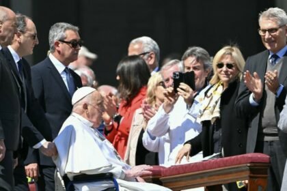 FOTO Papa Franjo se prvi put pojavio u javnosti nakon izlaska iz bolnice, obratio se vjernicima