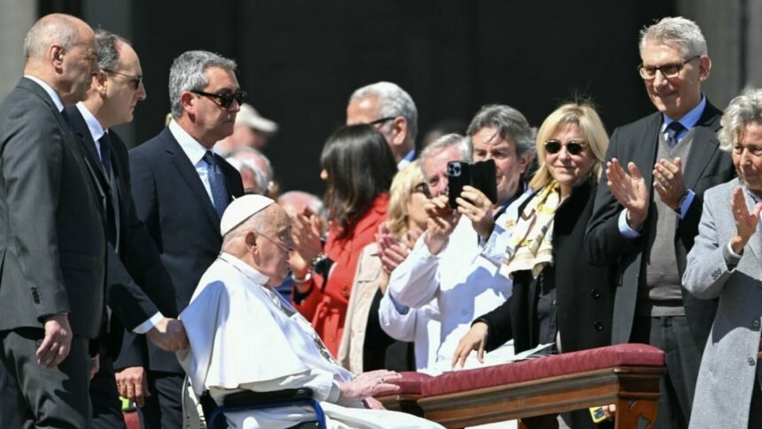 FOTO Papa Franjo se prvi put pojavio u javnosti nakon izlaska iz bolnice, obratio se vjernicima