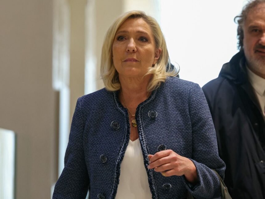 Francuski dvorski barovi daleki desni vođa Le Pen iz javne funkcije