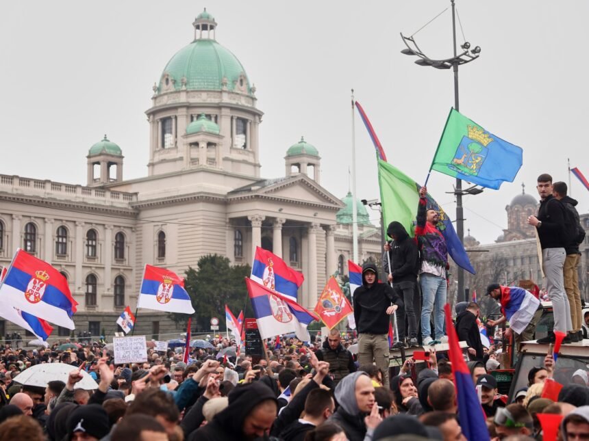 Sindikati u Beogradu obilježavaju Praznik rada, sa studentima na protestu ispred Vlade