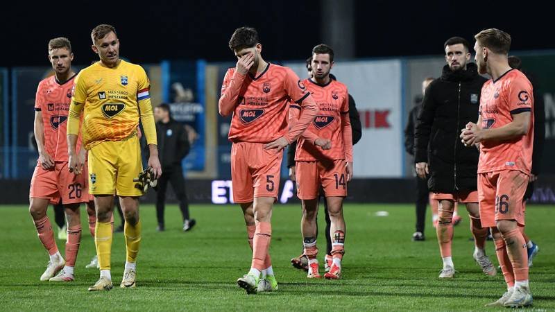 Navijači Osijeka: ‘Najgori Osijek u povijesti!’ ‘Čoharu, odlazi!’