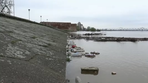 Sava u blizini Šapca prijeti, izvanredna odbrana prvi put od poplava 2014. godine. Godine