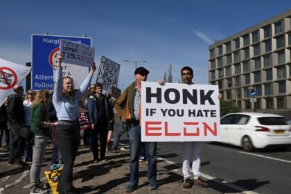 Elon mošusni demonstranti se okupljaju u salonima Tesla