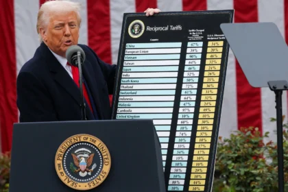 Trump uvodi 10% carine na uvoz iz Velike Britanije i 20% na EU