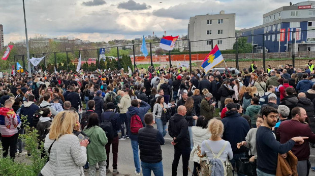 Šestosatni protest ispred televizije “Informer” na Voždovcu