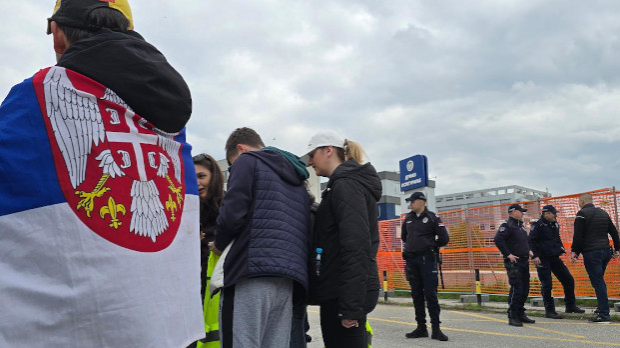 Студенти и грађани на сат времена блокирали Ибарску магистралу код Мељака; пола сата буке испред ПУ у Чачку