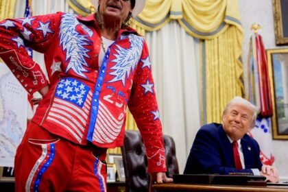 Luda odjevna kombinacija Trumpova gosta nije prošla nezapaženo: “Kao da će biti ispaljen iz topa”