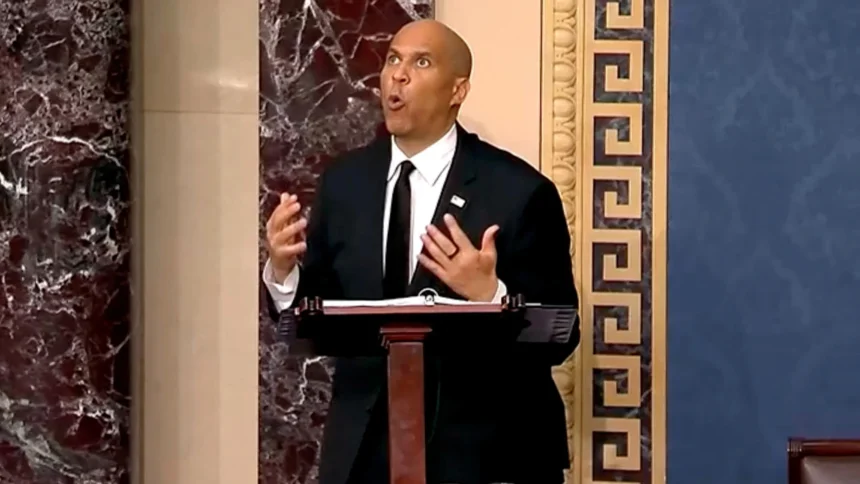 SAD: Senator Cory Booker suprotstavlja se Trumpu u maratonskom govoru