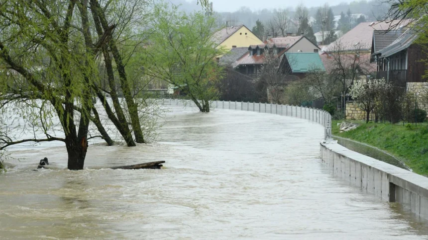 U Kostajnici najgore prošlo, vodni val ide prema Jasenovcu
