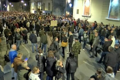 Protest u Čačku – jaja na Odboru SNS-a, policija je čuvala zgradu gradske uprave