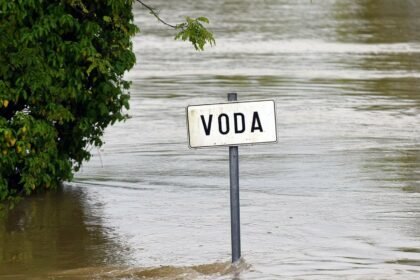 Obilne oborine dižu vodostaje Kupe i Korane: Dijele se vreće s pijeskom