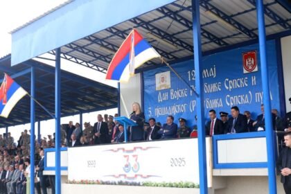 Ministar odbrane Srbije sjeo tokom intoniranja himne BiH