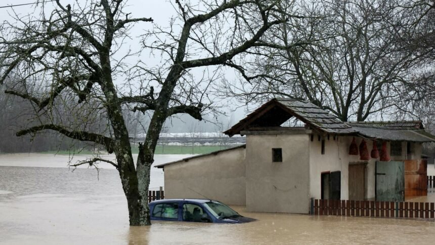 VIDEO/FOTO Dramatični prizori poplave u Orahovici: Pala nevjerojatna količina kiše, neki nisu uspjeli obraniti kuće