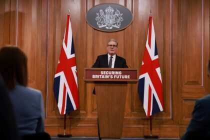 Starmer: Broj imigranata u Britaniju će se smanjiti za oko 100.000 godišnje