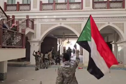 Vojnici slave kao Sudanska predsjednička palača za recaptures