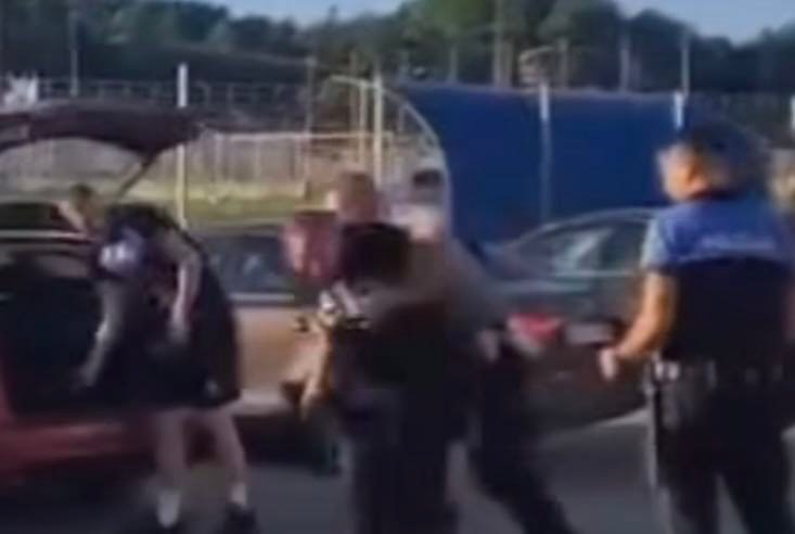 Pogledajte kako je policija uhapsila navijača koji je udario igrača