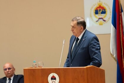 Dodik lupao po govornici dok je pričao o tome ko je kome podređen, a Stanivukoviću zahvalio za podršku