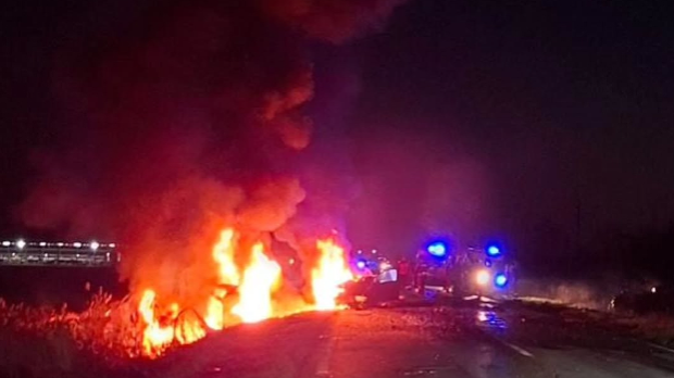 Tri ubijena u nesreći u blizini obroka, automobili su zapalili nakon što su naleteli na traktor