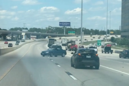 VIDEO: Luda vožnja u Teksasu: Auto vukao drugo vozilo unatrag – s vozačem unutra!
