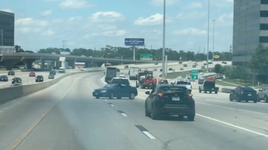 VIDEO: Luda vožnja u Teksasu: Auto vukao drugo vozilo unatrag – s vozačem unutra!