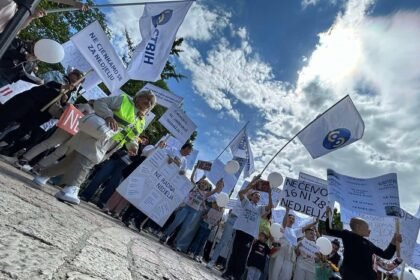 Trgovci i trgovkinje na protestu u Sarajevu poručili vlastima: Ne damo nedjelju