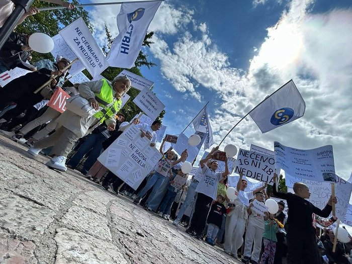 Trgovci i trgovkinje na protestu u Sarajevu poručili vlastima: Ne damo nedjelju