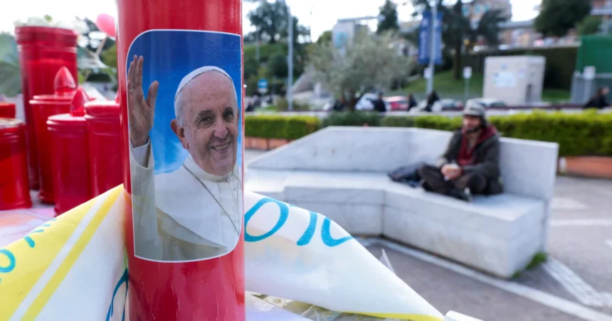 Papa Franjo mora ponovno naučiti govoriti nakon terapije kisikom