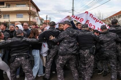 Svećenik u Kočanima smirivao bijesnu gomilu: ‘Prvo pokopajte djecu, onda možete spaliti grad’