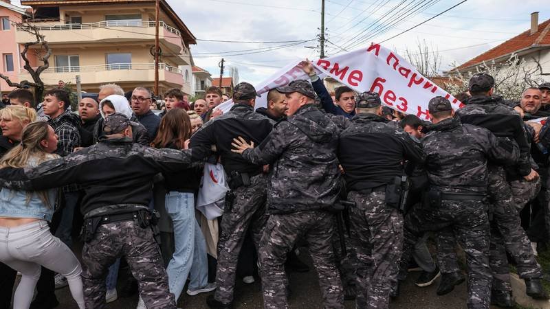 Svećenik u Kočanima smirivao bijesnu gomilu: ‘Prvo pokopajte djecu, onda možete spaliti grad’