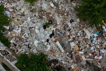 U blizini glavne saobraćajnice u Sarajevu godinama se nalazi divlja deponija