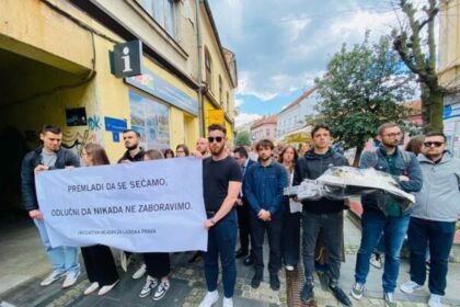 MLADI IZ SRBIJE POLOŽILI CVIJEĆE NA TUZLANSKOJ KAPIJI: Režim njeguje politiku negiranja zločina