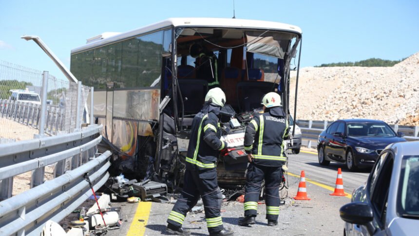 Porastao broj ozlijeđenih u sudaru autobusa: Više osoba zadržano na liječenju