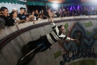 Daredevil Biker omanjuje Indonezijsku noćnu pejmu sa neustrašivim stuntovima