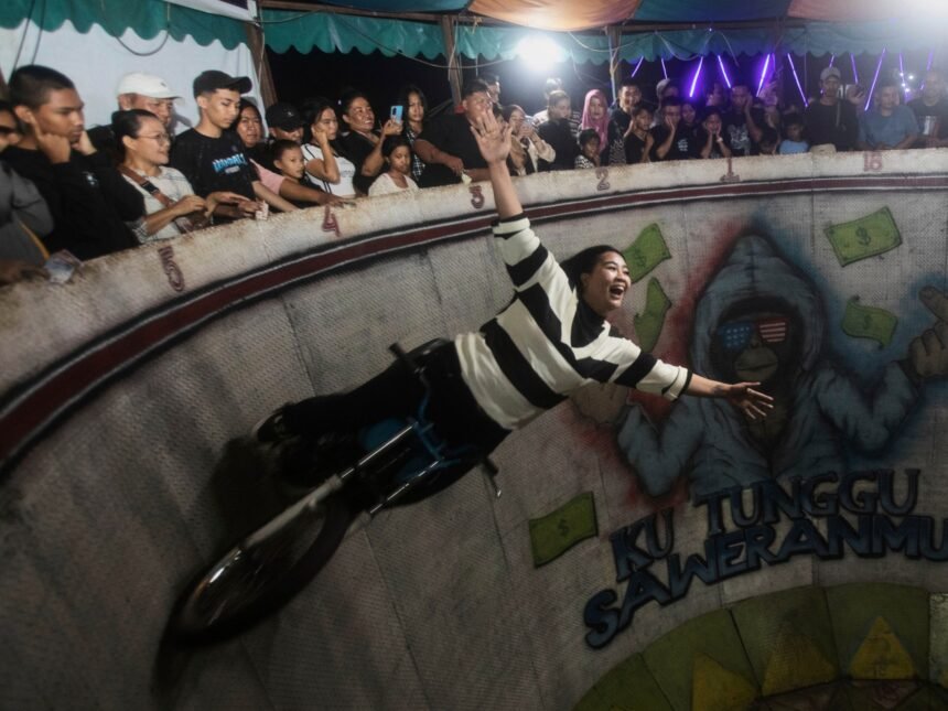 Daredevil Biker omanjuje Indonezijsku noćnu pejmu sa neustrašivim stuntovima