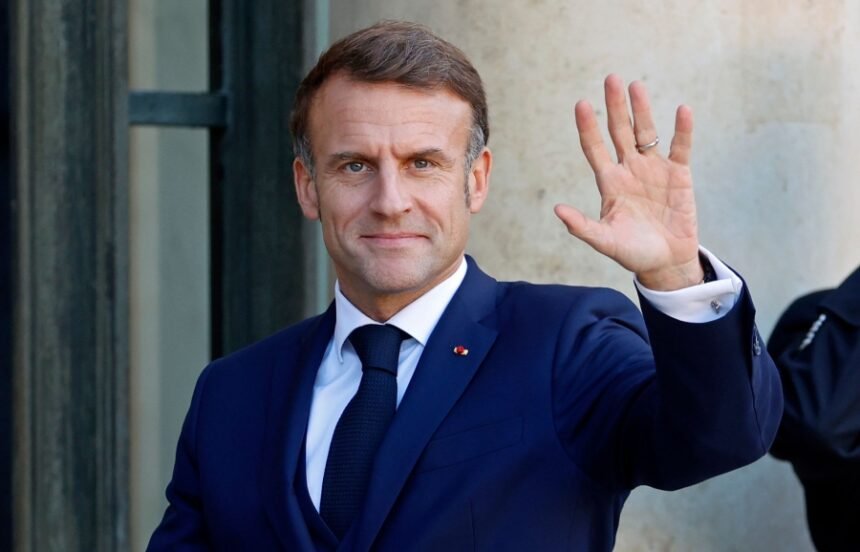 VIŠE NEMA (MA)RAME ZA PLAKANJE: Zašto Macron prvo sa suprugom ne ispegla bruku iz aviona u vlastitom domu, pa tek onda u svojoj…