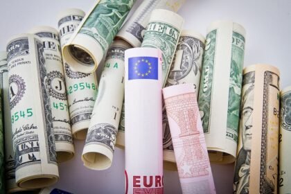 Dolar blago ojačao dok se Trumpu zakomplikovala situacija s nametanjem carina