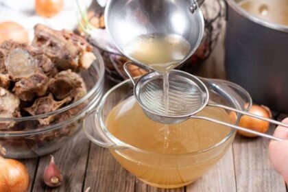 Slavni poludjeli za juhom od kostiju: Evo za što je sve dobra i kako je napraviti kod kuće