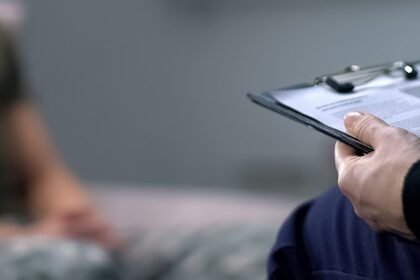 Oružane snage Dobrotvorne snage korača za adresu Cyber-ove krize za mentalno zdravlje