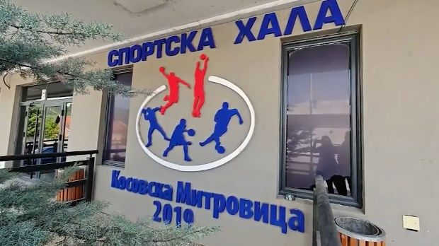 Policija u sportskoj dvorani u Kosovskoj Mitrovici – preuzeto slike Đokovića i Divca